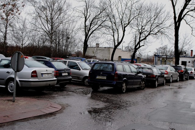 Zapotrzebowanie na miejsca parkingowe jest o wiele większe, aniżeli  możliwości parkingu