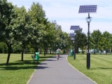 Latarnie na energię słoneczną oświetlają park na Winogradach 