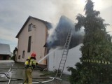 Pożar domu w Ostrowie. Poparzony mężczyzna trafił do szpitala [ZDJĘCIA]