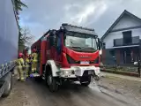 Pożar dachu budynku gospodarczego w Zbrudzewie. Przytomna reakcja pracowników zapobiegła rozprzestrzenianiu się ognia