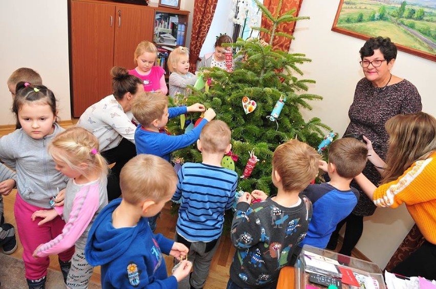 Świąteczny nastrój w urzędzie. Za sprawą przedszkolaków i uczniów (ZDJĘCIE)