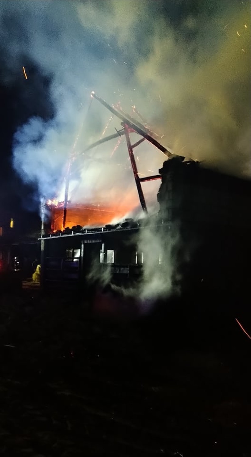 Pożar budynku gospodarczego w Parzęczewie! Wewnątrz były zwierzęta! [ZDJĘCIA]
