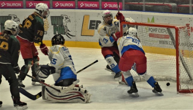 Pierwszy mecz o brązowy medal w ekstraklasie hokeistek: UKHK Unia Oświęcim - Atomówki Tychy 3:5. Na zdjęciu: tyszanki zdobywają piątego gola, wykorzystując grę w liczebnej przewadze.