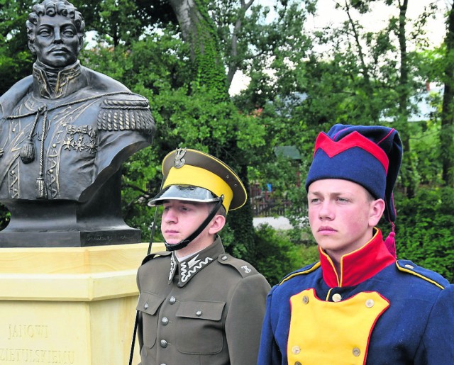 Popiersie Jana Hipolita Kozietulskiego na Bulwarze Przyjaźni Polsko-Francuskiej nad Łupią