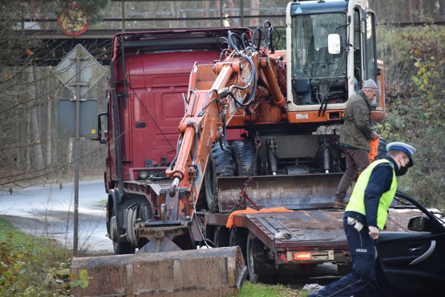 Koparka na lawecie zahaczyła o wiadukt kolejowy