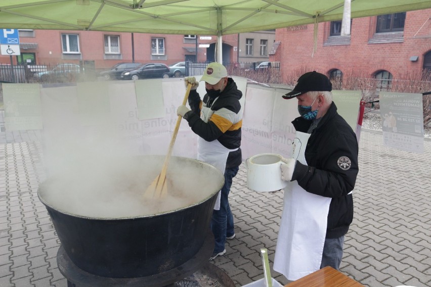 Wielkie gotowanie zupy w Świętochłowicach 19 grudnia 2020 r....