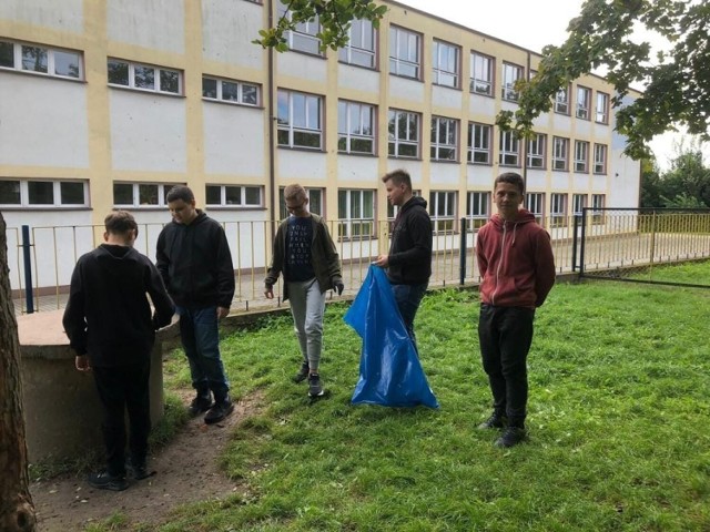Uczniowie sprzątali teren wokół ogrodzenia szkoły, plac przed wejściem do szkoły, parking i trawnik wokół boisk. Więcej na kolejnych zdjęciach
