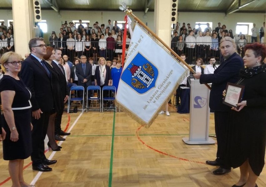Oświęcim. Szkoła Podstawowa nr 2 ma już nowy sztandar szkoły, na który uczniowie złożyli pierwsze ślubowanie [ZDJĘCIA]