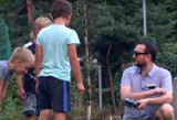 Policyjna prowokacja: Pedofil wyprowadza dzieci z placu zabaw! Zobaczcie szokujące WIDEO