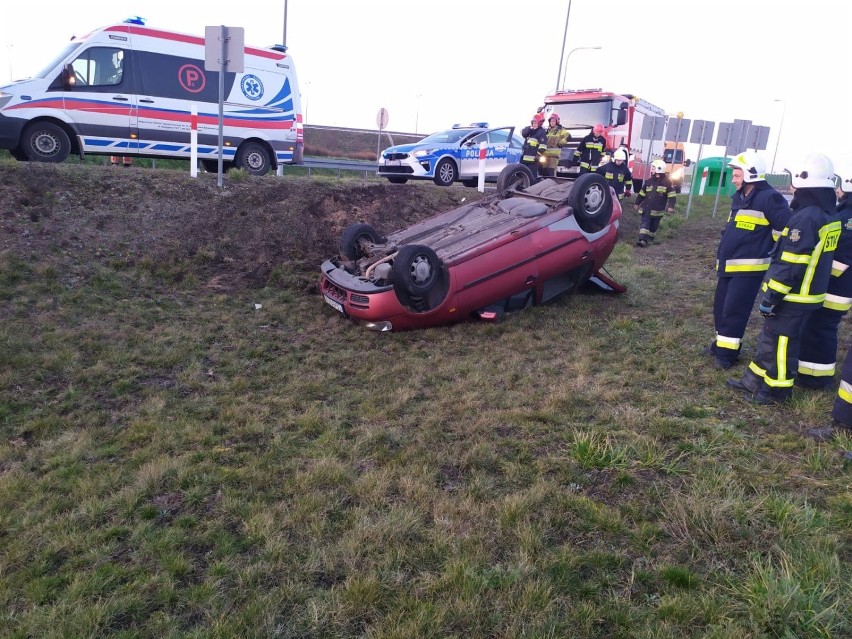 Dachowanie samochodu na autostradzie A1 pod Grudziądzem