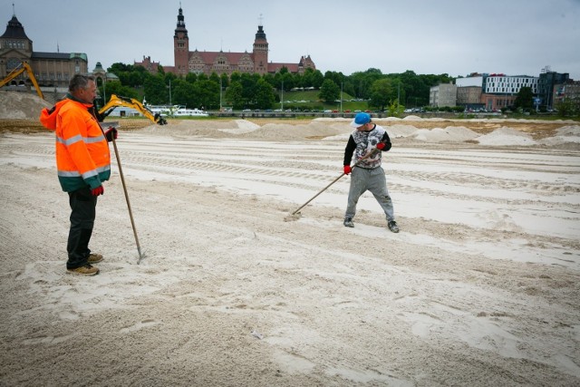 Trwa wymiana piasku w Miejskiej Strefie Letniej na Wyspie Grodzkiej. 

ZOBACZ TEŻ: Plaża w Szczecinie już czynna!
