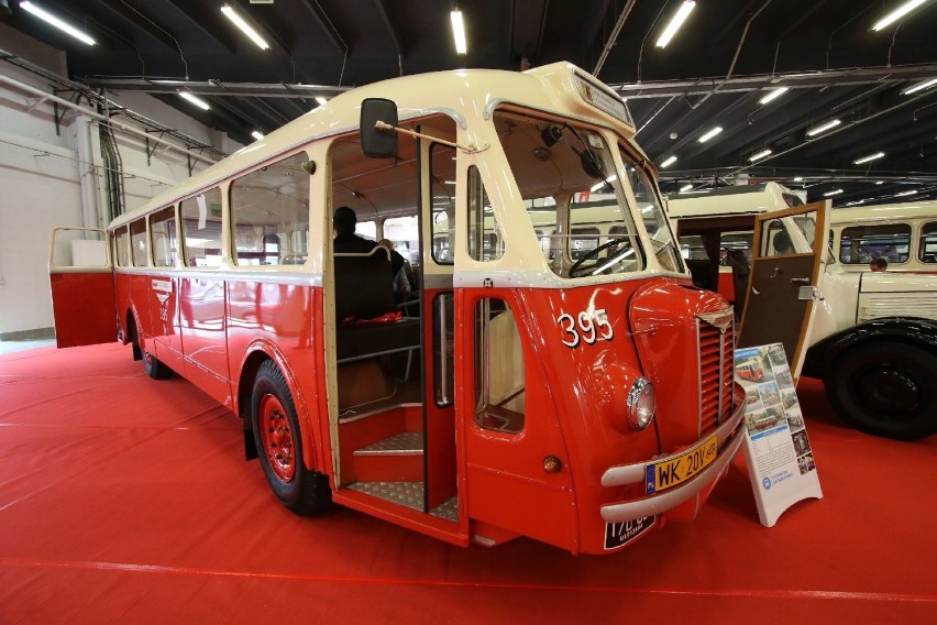 Pojazdy powojenne reprezentuje autobus Chausson AH48 z 1950...