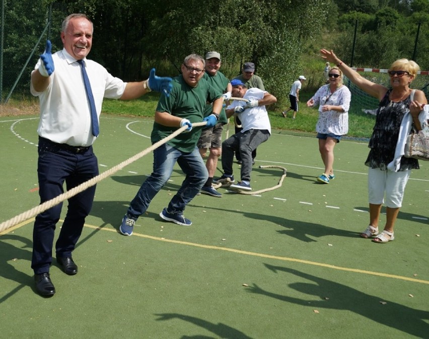 Przeciąganie liny i slalom z przeszkodami na Spartakiadzie w Muszynie