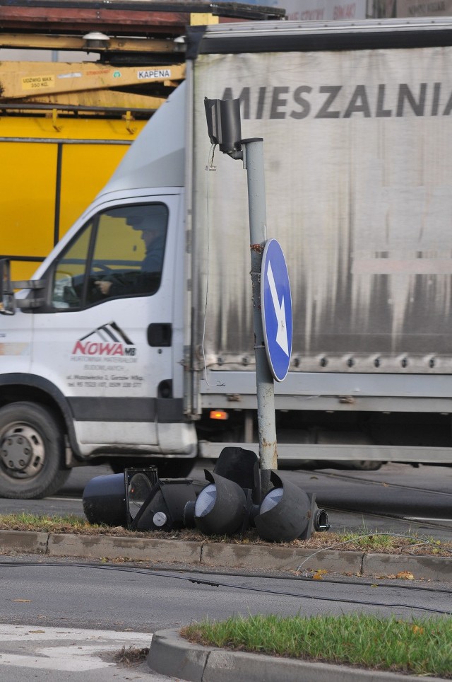 Zerwana sieć zniszczyła również sygnalizację świetlną.