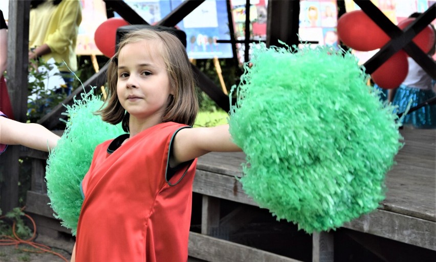 Zakończenie artystycznego roku Młodzieżowego Domu Kultury w Sieradzu. Piknikowe spotkanie z występami odbyło się w skansenie ZDJĘCIA