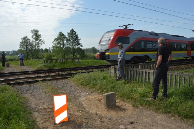 PKP likwiduje przejazdy kolejowe. Rolnicy z gminy Sieradz zostali odcięci od pól