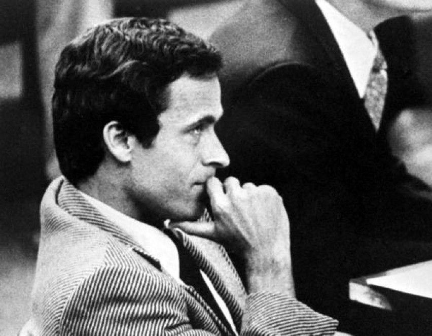 Ted Bundy

Większość seryjnych morderców była introwertykami...