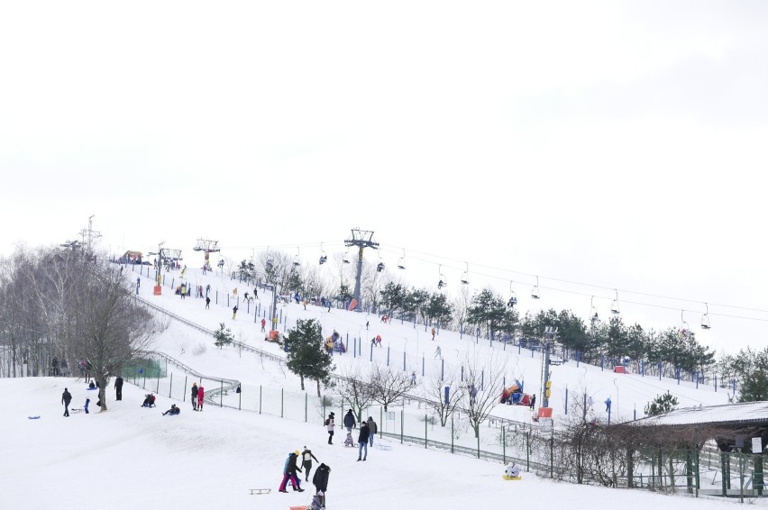 Ogromny ruch na Górce Szczęśliwickiej. Miłośnicy nart i snowboardu wyruszyli na stok