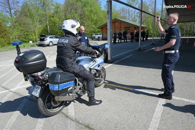 Zakończyły się zmagania policjantów ruchu drogowego z garnizonu śląskiego w XXXIII edycji konkursu "Policjant Roku Ruchu Drogowego"

Zobacz kolejne zdjęcia/plansze. Przesuwaj zdjęcia w prawo naciśnij strzałkę lub przycisk NASTĘPNE