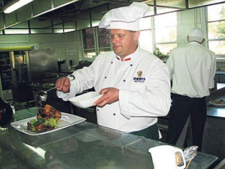 Szef kuchni Mirosław Bogdański kończy przygotowania do kolejnego Święta Golonki.