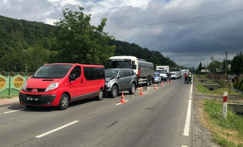 Wielka Wieś. Wypadek z udziałem trzech pojazdów, dziecko trafiło do szpitala