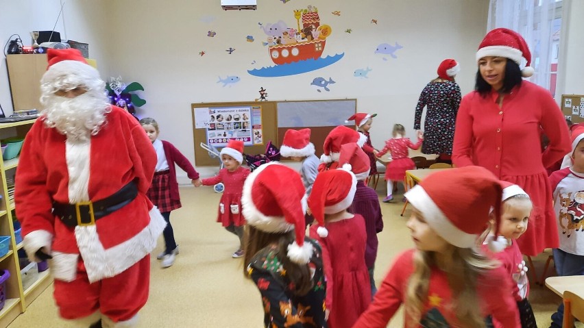 Św. Mikołaj wraz z Samorządem Uczniowskim gościli u przedszkolaków z Sulmierzyc [FOTO] 