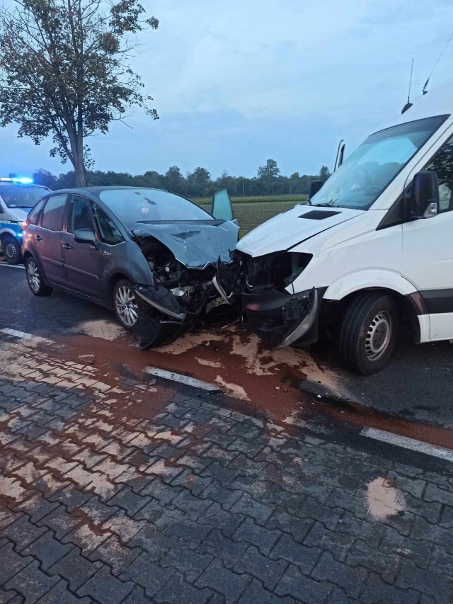Jeden z kierujących pojazdem został przewieziony do nowotomyskiego szpitala.