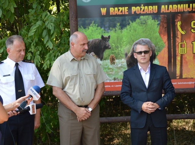 Starosta Waldemar Wyczachowski (od prawej), nadleśniczy Jarosław Zając i komendant Wojciech Jeleń namawiają mieszkańców, by w lasach zachowywali szczególną ostrożność
