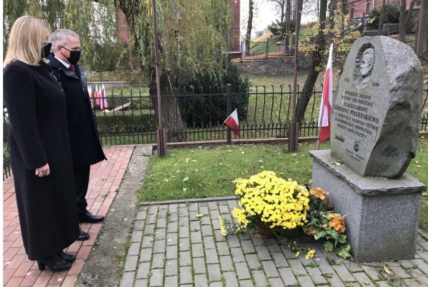 Święto Niepodległości w Kościerzynie. Samorządowcy złożyli kwiaty przed Grobem Nieznanego Żołnierza