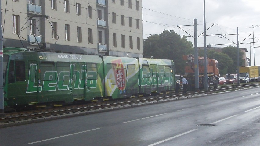 Uszkodzony tramwaj blokował ruch przy placu Solidarności w Gdańsku. Ruch został przywrócony