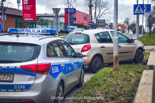 Na skrzyżowaniu al. Solidarności z Wincentego Pola w Jeleniej Górze doszło do kolejnego groźnego zderzenia samochodów
