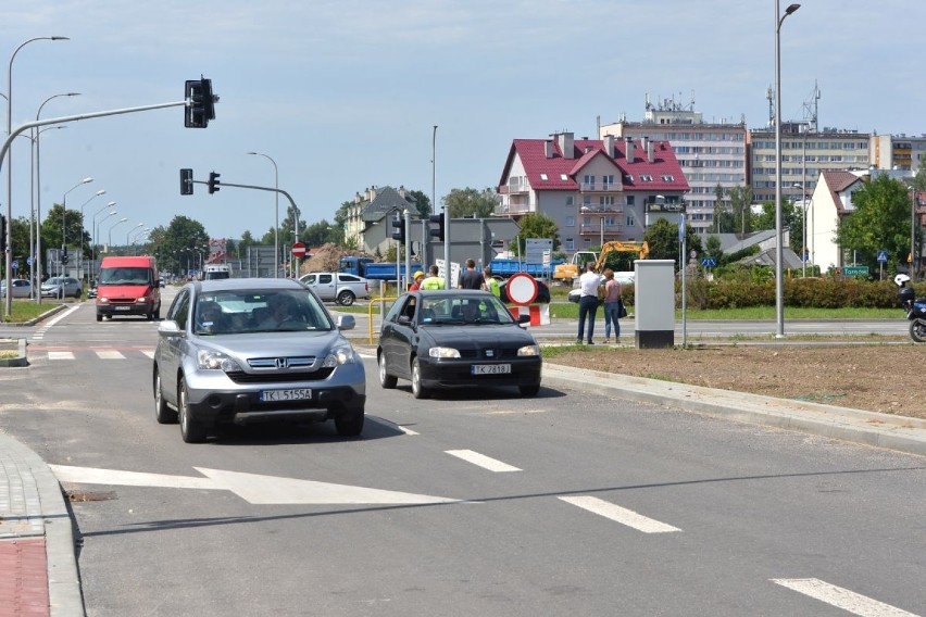 Ulica Pileckiego w Kielcach już otwarta i... spowodowała korki na Popiełuszki 