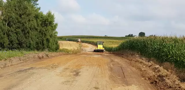 Jednym z priorytetów gminy Brzuze na tę kadencję jest przebudowa dróg. Na zdjęciu: przygotowania do remontu odcinka Radzynek-Somsiory.