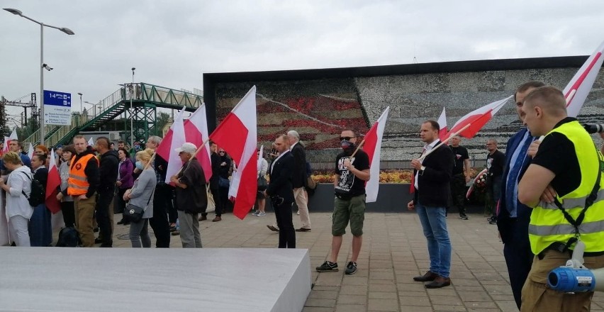 Oświęcim. Narodowcy manifestują z okazji 80. rocznicy pierwszego transportu do Auschwitz. Nie mają pozwolenia