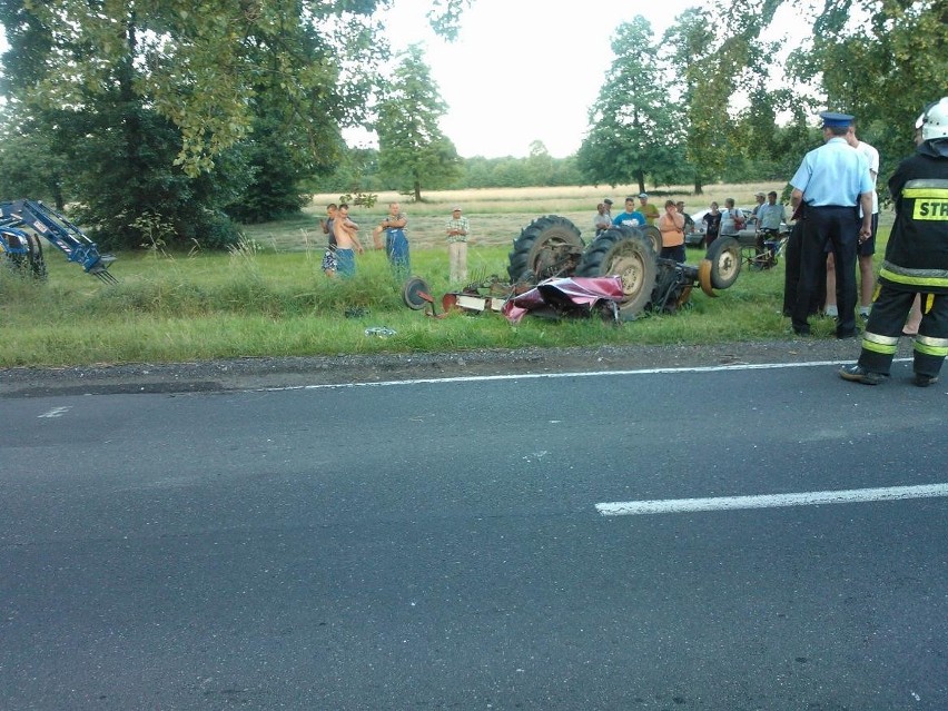 Wypadek w Rożdżałach. Mazda 626 uderzyła w tył traktora. Dwie osoby ranne. Zablokowana droga 479 FOT
