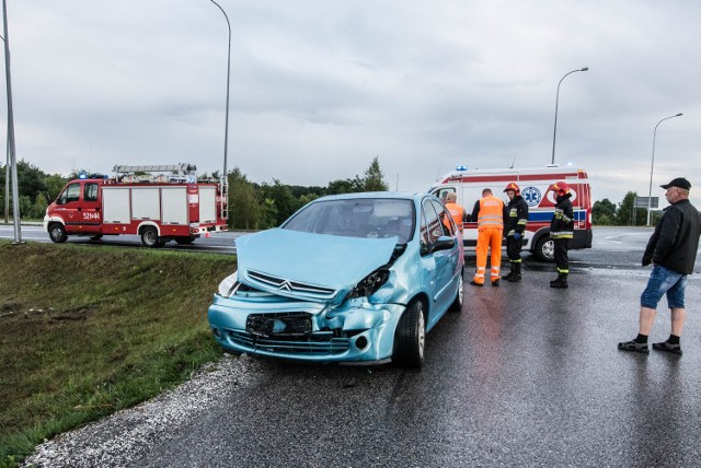 W niedzielę, 4 sierpnia, na ulicy Białej w Rawie Mazowieckiej zderzyły się dwa samochody osobowe. Przyczyną było nieustąpienie pierwszeństwa przejazdu przez 50-letniego kierowcę citroena picasso. W rezultacie citroen zderzył się z chevroletem sparkiem, kierowanym przez kobietę. Żaden z kierujących nie potrzebował hospitalizacji. Kierowca citroena został ukarany mandatem.