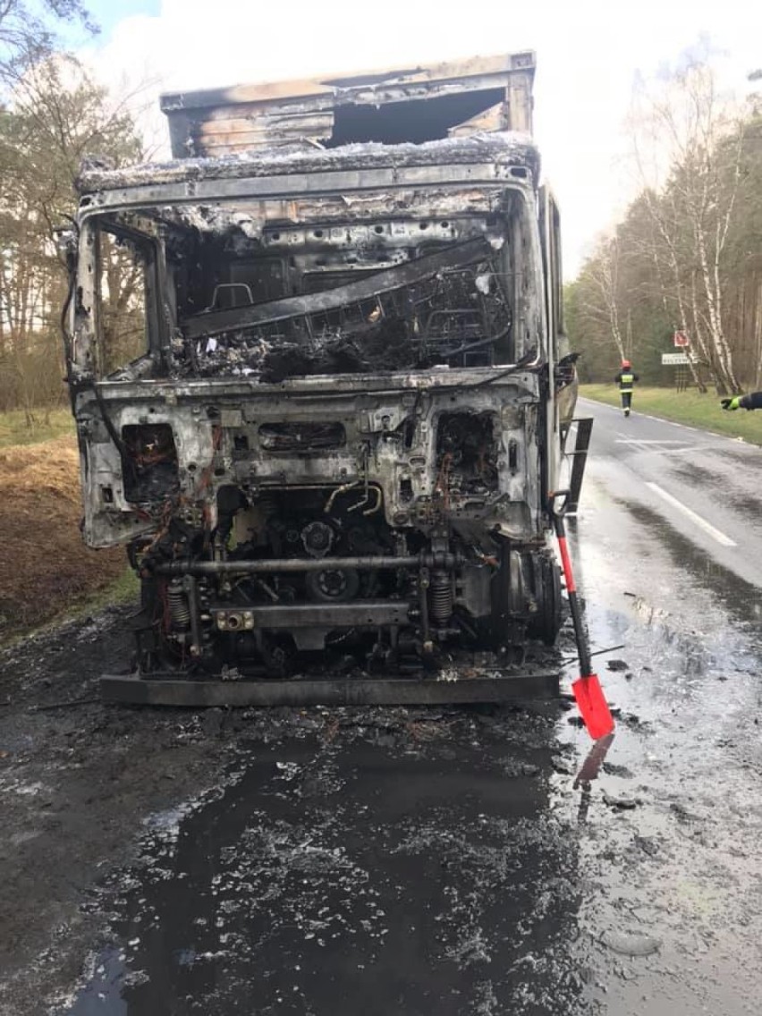 Pożar samochodu ciężarowego. Pojazd spłonął od zwarcia instalacji