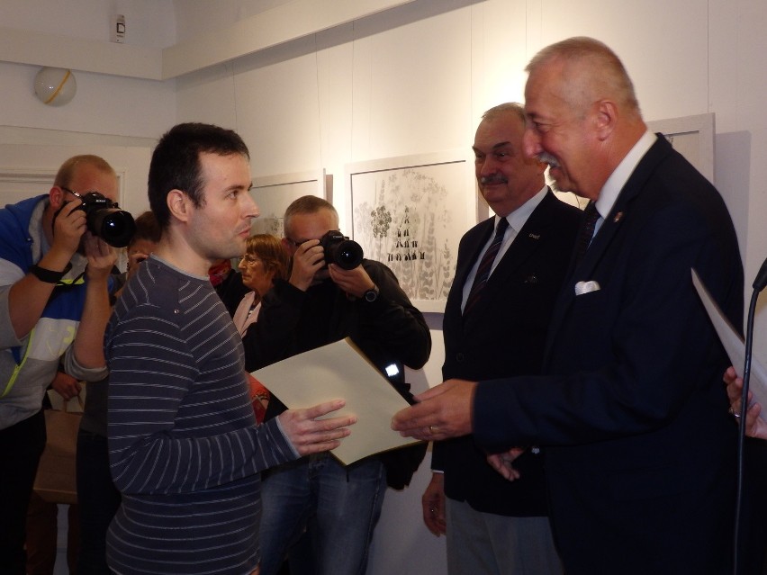 Laureat I nagrody Sebastian Mirecki odbiera dyplom.