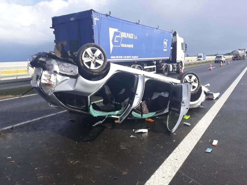 Wypadek na A1 na wysokości Smętowa Granicznego na pasie w kierunku Łodzi. Dachował samochód osobowy