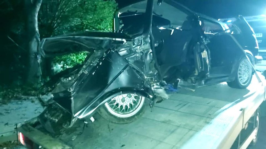 Nocny wypadek w Kiezmarku gm. Cedry Wielkie. Zakleszczonego kierowcę ratowali strażacy |ZDJĘCIA