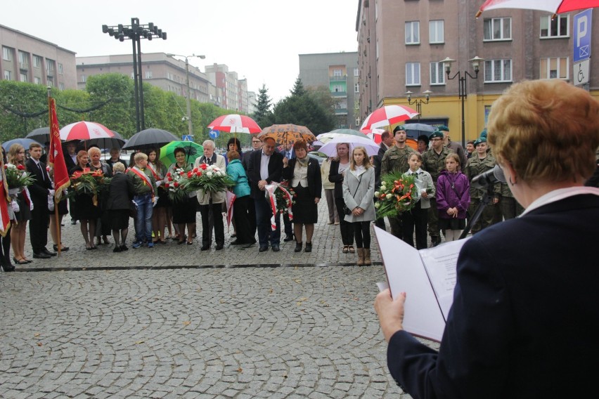 Dzień Nauczyciela w Sosnowcu. Kwiaty pod tablicą [ZDJĘCIA]