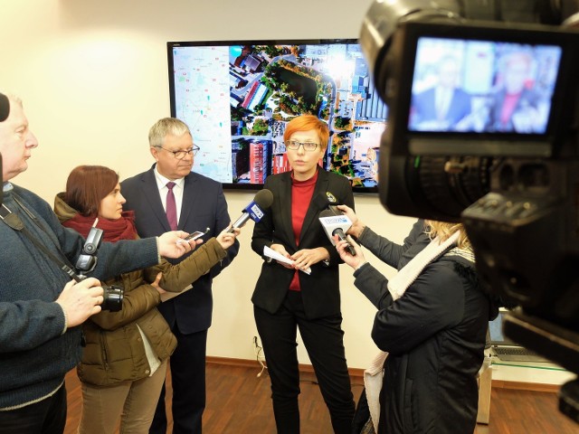 Prezes Marek Michalik (z lewej) i wiceprezes Agnieszka Sygitowicz na piątkowej konferencji prasowej