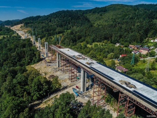 Budowa S1 w Węgierskiej Górce. Powstają tunele okazałe estakady. Zdjęcia z drugiej połowy lipca