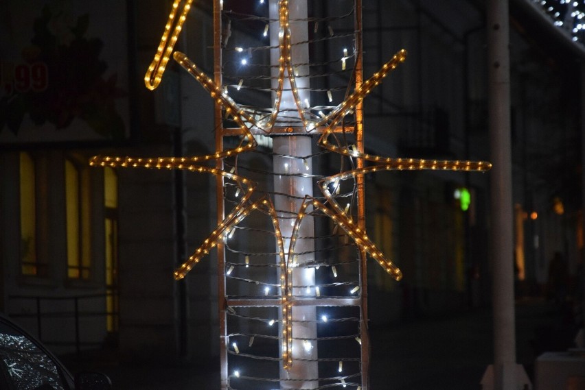 Działa już iluminacja świąteczna na deptaku w Radomiu. Jest skromniej, ale wciąż pięknie. Zobacz zdjęcia