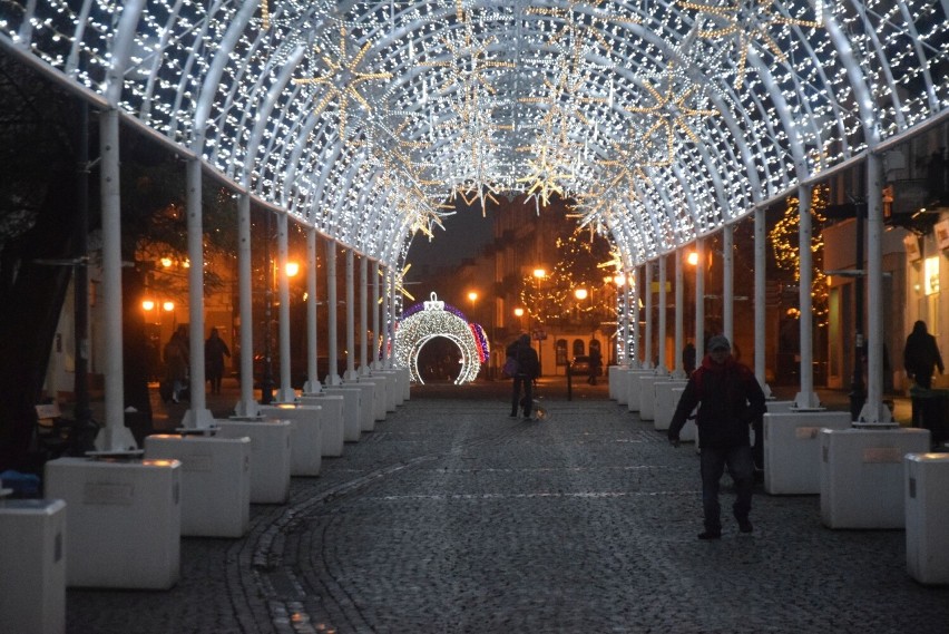 Działa już iluminacja świąteczna na deptaku w Radomiu. Jest skromniej, ale wciąż pięknie. Zobacz zdjęcia