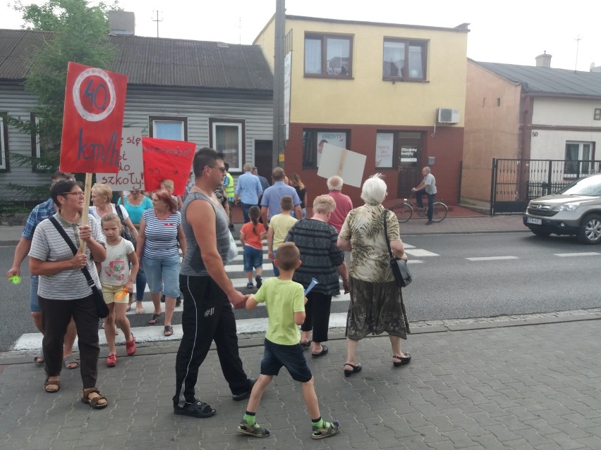 Protest mieszkańców Tomaszowa Maz. przeciwko tirom na ulicach miasta [FOTO,VIDEO]