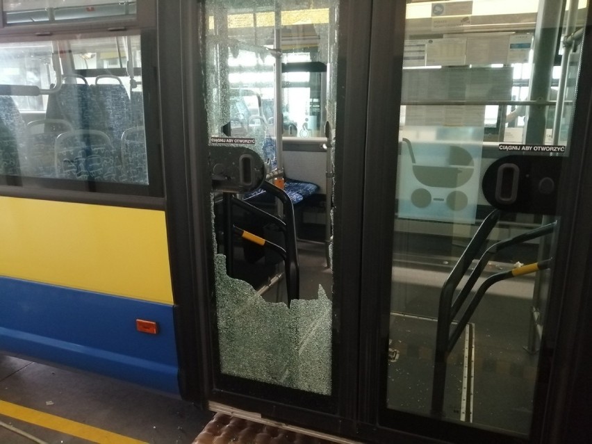 Tarnów. Autobus MPK ostrzelany z broni śrutowej. Trwają poszukiwania sprawcy [ZDJĘCIA]