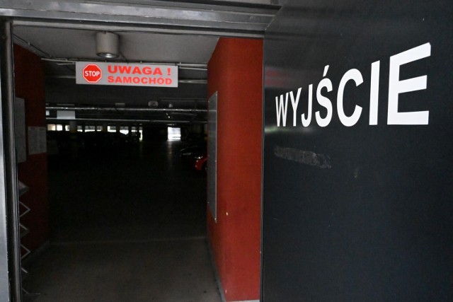 Kierowcy skarżą się, że jest zbyt ciemno na parkingu piętrowym "Centrum" na placu Konstytucji 3 Maja w Kielcach 

Zobacz kolejne zdjęcia