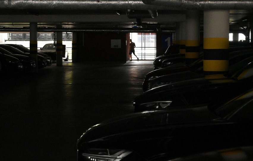 Ciemności na parkingu piętrowym "Centrum" w Kielcach. Kierowcy mówią, że jest niebezpiecznie  