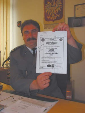 Komendant Zygmunt Jaromin prezentuje wzór certyfikatu.